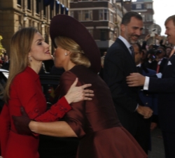 Su Majestad la Reina recibe el saludo de Su Majestad la Reina de los Países Bajos, a su llegada al Palacio de Noordeinde